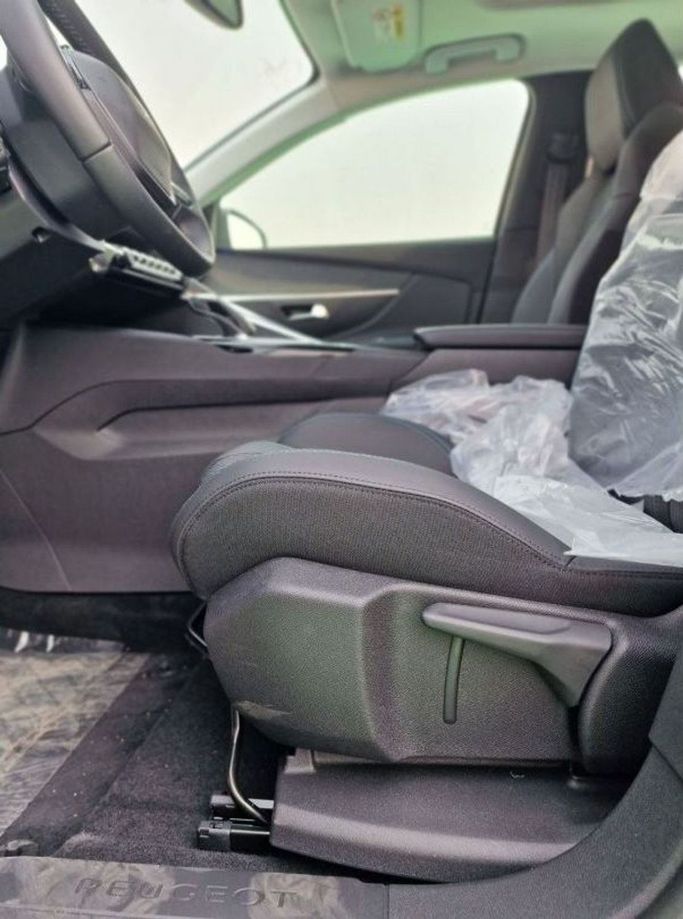 New Peugeot 5008 II Facelift, 1.6 l, 2024 in Dubai by Mohamed Hakim Motors, Silver color. Other | AUTO.AE