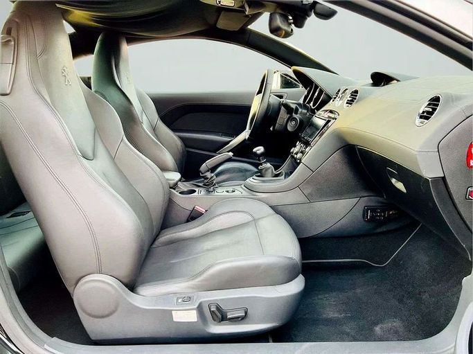 Подержанный Peugeot RCZ I, 1.6 л, 2011 в Дубае от Mirza Automobile FZE Черный цвет. Японская | AUTO.AE