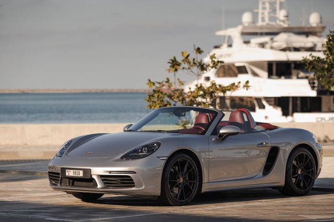 Porsche 718 Boxster T رابعا 718 (982), 2024 رياضي رودستر للتأجير في في دبي من Uptown Rent A Car LLC، اللون فضي | AUTO.AE