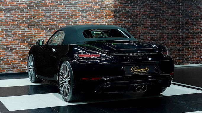 Новый Porsche 718 Boxster S IV 718 (982), 2.5 л, 2023 в Дубае от Dourado Luxury Car Черный цвет. Европейская | AUTO.AE
