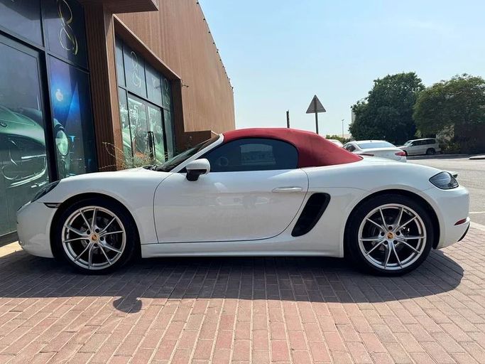 Подержанный Porsche 718 Boxster IV 718 (982), 2.0 л, 2023 в Дубае от 8 Ba Motors Белый цвет. Европейская | AUTO.AE