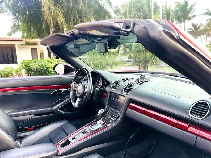 Подержанный Porsche 718 Boxster IV 718 (982), 2.0 л, 2017 в Дубае от Andaleeb Cars Красный цвет. GCC | AUTO.AE