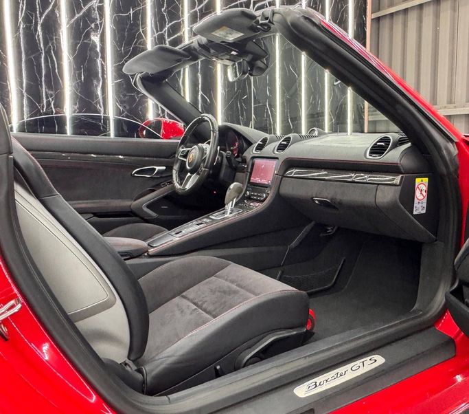 Подержанный Porsche 718 Boxster GTS IV 718 (982), 2.5 л, 2018 в Дубае от Zeus Motors Красный цвет. GCC | AUTO.AE