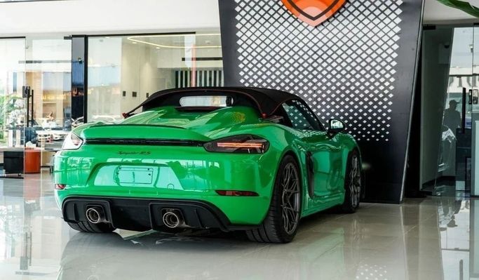 Новый Porsche 718 Spyder Black Badge I (982), 4.0 л, 2024 в Дубае от Laith Alobaidi Motors Зеленый цвет. Европейская | AUTO.AE