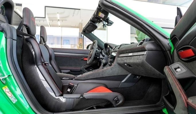 Новый Porsche 718 Spyder Black Badge I (982), 4.0 л, 2024 в Дубае от Laith Alobaidi Motors Зеленый цвет. Европейская | AUTO.AE