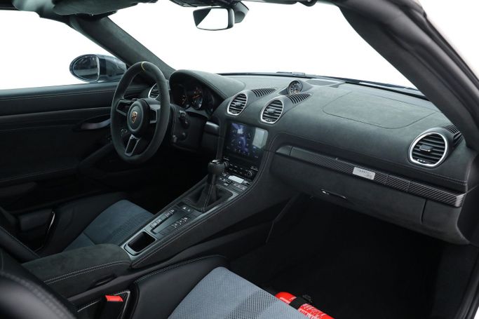 Подержанный Porsche 718 Spyder  RS I (982), 4.0 л, 2025 в Дубае от AUTO DEALS Серебристый цвет. GCC | AUTO.AE