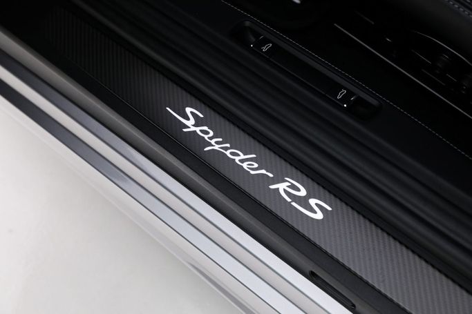 Подержанный Porsche 718 Spyder  RS I (982), 4.0 л, 2025 в Дубае от AUTO DEALS Серебристый цвет. GCC | AUTO.AE