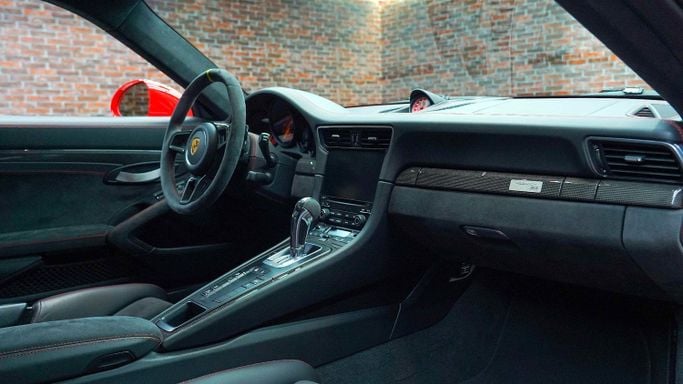 Подержанный Porsche 911 GT3 RS 991 Рестайлинг, 4.0 л, 2019 в Дубае от Dourado Luxury Car Красный цвет. GCC | AUTO.AE