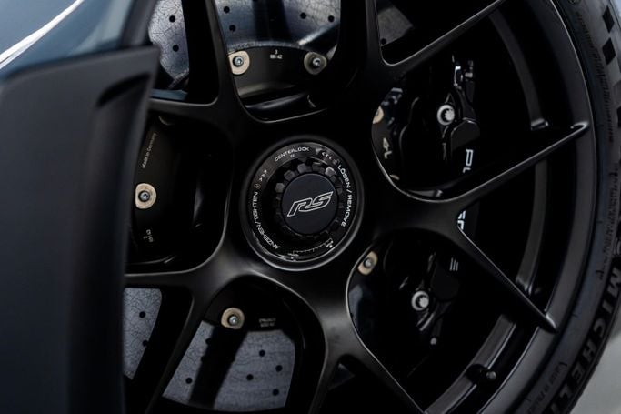 Новый Porsche 911 GT3 Weissach Package 992 Рестайлинг, 4.0 л, 2025 в Дубае от PUPIL OF FATE MOTORS Серый цвет. Европейская | AUTO.AE