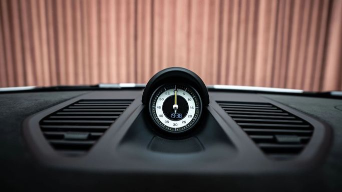 Подержанный Porsche 911 GT3 RS 992, 4.0 л, 2025 в Дубае от Automobili Motors Серебристый цвет. Европейская | AUTO.AE