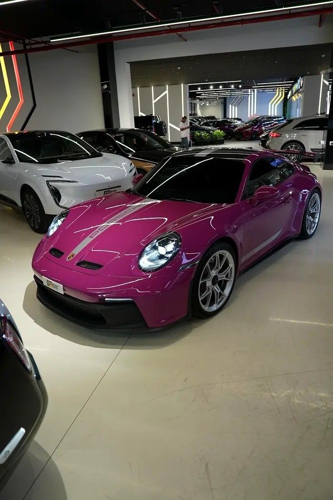 Подержанный Porsche 911 GT3 992, 4.0 л, 2023 в Дубае от GE Motors Розовый цвет. GCC | AUTO.AE
