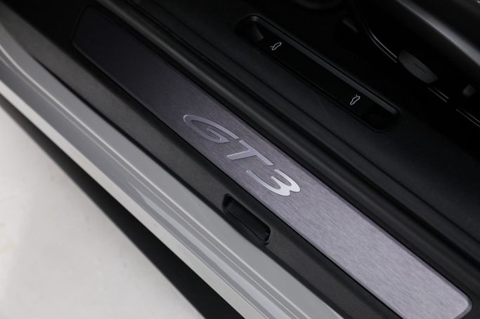 Подержанный Porsche 911 GT3 992, 4.0 л, 2022 в Дубае от AUTO DEALS Серый цвет. GCC | AUTO.AE