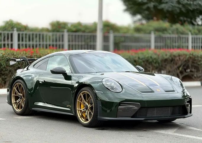 جديدة Porsche 911 GT3 RS Weissach Package 992 عملية فيس ليفت 992, 4.0 l, 2026 في في دبي من Royal Motors، اللون أخضر. المواصفات الأوروبية | AUTO.AE | إعلان #250870
