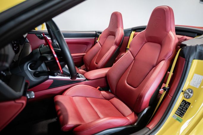 Подержанный Porsche 911 Carrera 4S VIII (992), 3.0 л, 2020 в Дубае от C7 Motors Желтый цвет. Корейская | AUTO.AE