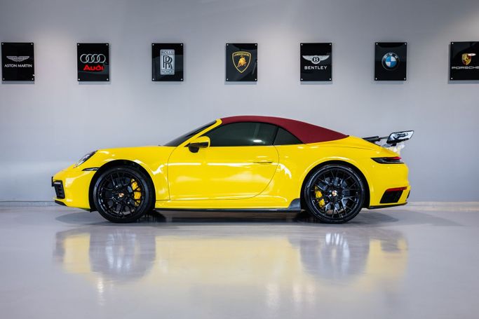 Подержанный Porsche 911 Carrera 4S VIII (992), 3.0 л, 2020 в Дубае от C7 Motors Желтый цвет. Корейская | AUTO.AE