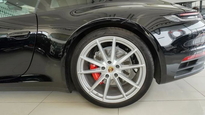 Подержанный Porsche 911 Carrera 4S VIII (992), 3.0 л, 2024 в Дубае от Laith Alobaidi Motors Черный цвет. Корейская | AUTO.AE