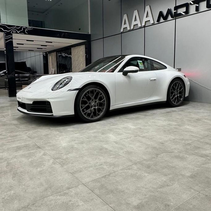 Новый Porsche 911 Carrera VIII (992) Рестайлинг, 3.0 л, 2025 в Дубае от AAA Motors Белый цвет. GCC | AUTO.AE