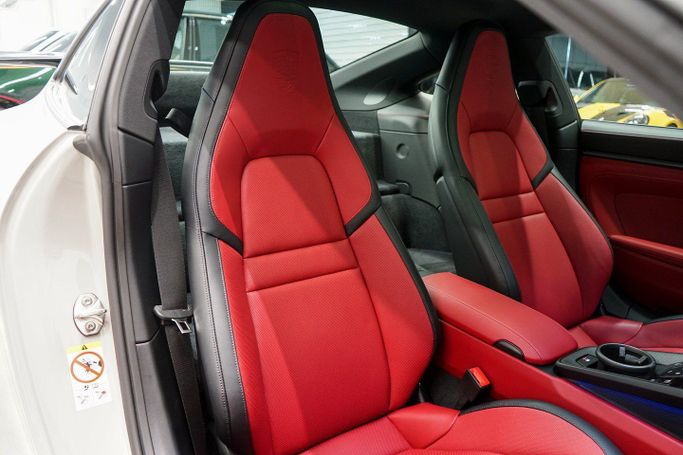 Подержанный Porsche 911 Carrera VIII (992) Рестайлинг, 3.0 л, 2025 в Дубае от AAA Motors Белый цвет. GCC | AUTO.AE