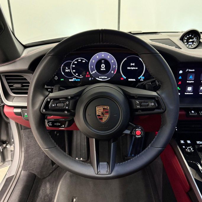 مستعملة Porsche 911 Carrera عملية شد الوجه VIII (992), 3.0 l, 2025 في في دبي من AAA Motors، اللون فضي. مواصفات الخليج | AUTO.AE