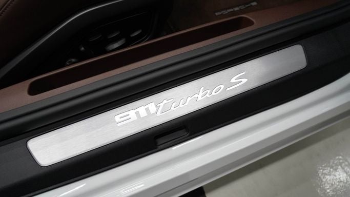 Новый Porsche 911 Turbo S VIII (992), 3.7 л, 2023 в Дубае от Dourado Luxury Car Белый цвет. Европейская | AUTO.AE