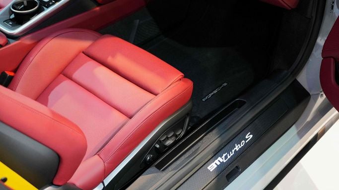 Новый Porsche 911 Turbo S VIII (992), 3.7 л, 2024 в Дубае от Dourado Luxury Car Белый цвет. Европейская | AUTO.AE