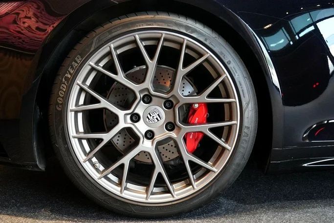 Подержанный Porsche 911 4S VIII (992), 3.0 л, 2024 в Дубае от 8 Ba Motors Черный цвет. Европейская | AUTO.AE