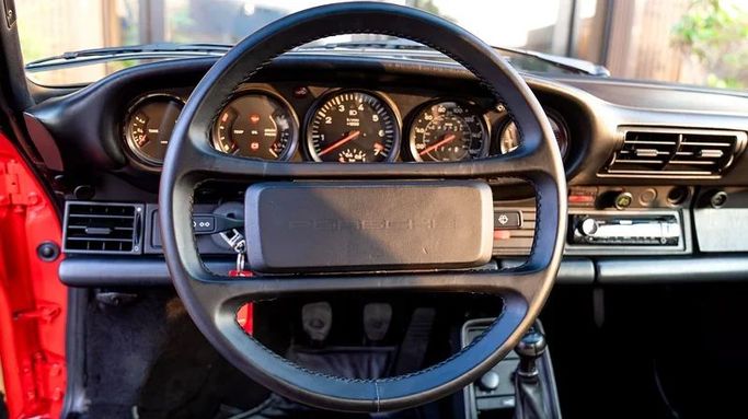 Подержанный Porsche 911 Turbo II (911, 930), 3.3 л, 1988 в Дубае от 8 Ba Motors Красный цвет. Американская | AUTO.AE