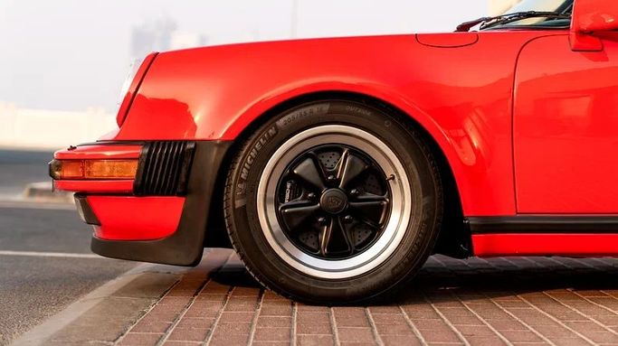 Подержанный Porsche 911 Turbo II (911, 930), 3.3 л, 1988 в Дубае от 8 Ba Motors Красный цвет. Американская | AUTO.AE