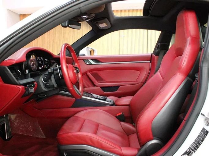 Подержанный Porsche 911 Carrera VIII (992), 3.0 л, 2023 в Дубае от Hot Wheel Used Motors Белый цвет. GCC | AUTO.AE