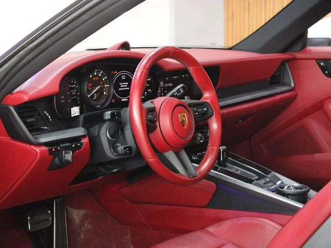 Подержанный Porsche 911 Carrera VIII (992), 3.0 л, 2023 в Дубае от Hot Wheel Used Motors Белый цвет. GCC | AUTO.AE