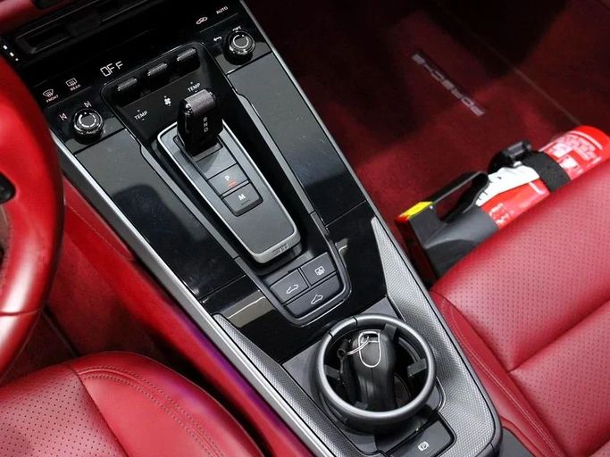 Подержанный Porsche 911 Carrera VIII (992), 3.0 л, 2023 в Дубае от Hot Wheel Used Motors Белый цвет. GCC | AUTO.AE