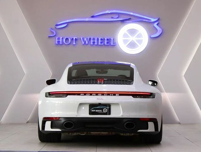 Подержанный Porsche 911 Carrera VIII (992), 3.0 л, 2023 в Дубае от Hot Wheel Used Motors Белый цвет. GCC | AUTO.AE