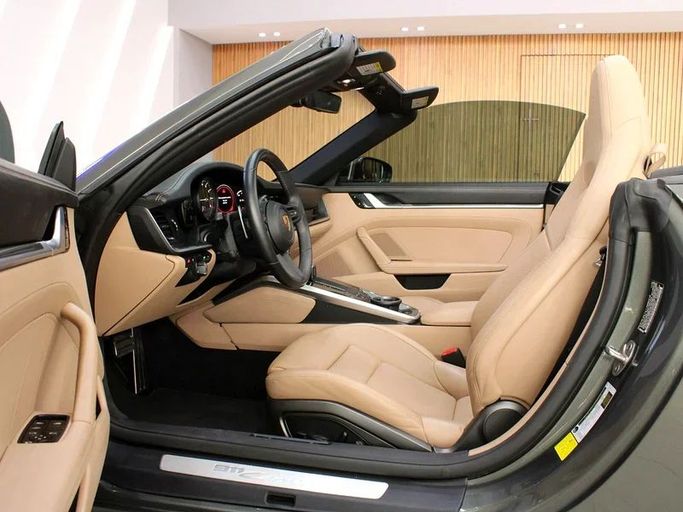 Used Porsche 911 Carrera VIII (992), 3.0 l, 2021 in Dubai by Hot Wheel Used Motors, Grey color. Other | AUTO.AE