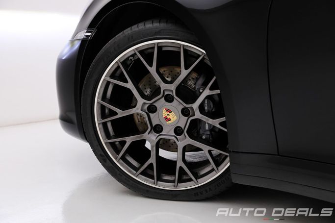 Подержанный Porsche 911 Carrera VIII (992), 3.0 л, 2023 в Дубае от AUTO DEALS Черный цвет. GCC | AUTO.AE