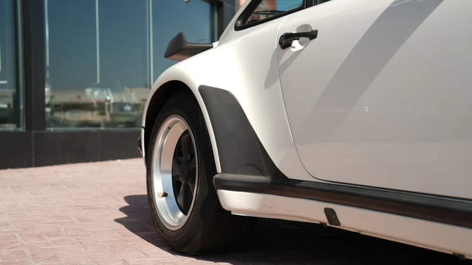 مستعملة Porsche 911 Turbo II (911، 930), 3.3 l, 1989 في في دبي من KAM CAR VINTAGE، اللون أبيض. المواصفات الأمريكية | AUTO.AE