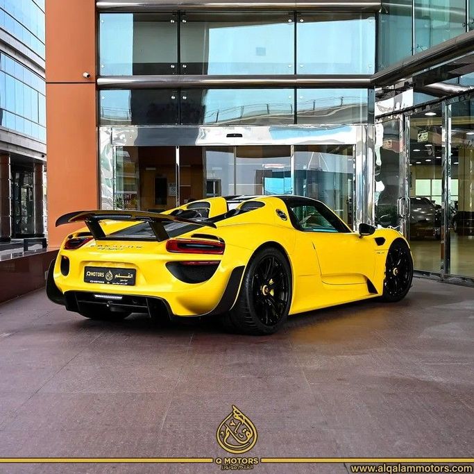 Подержанный Porsche 918 Spyder, 4.6 л, 2015 в Дубае от Q Motors Желтый цвет. Европейская | AUTO.AE