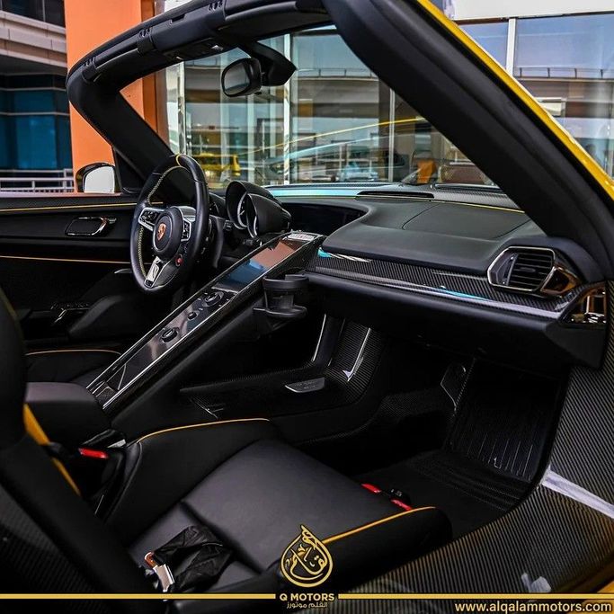 Подержанный Porsche 918 Spyder, 4.6 л, 2015 в Дубае от Q Motors Желтый цвет. Европейская | AUTO.AE