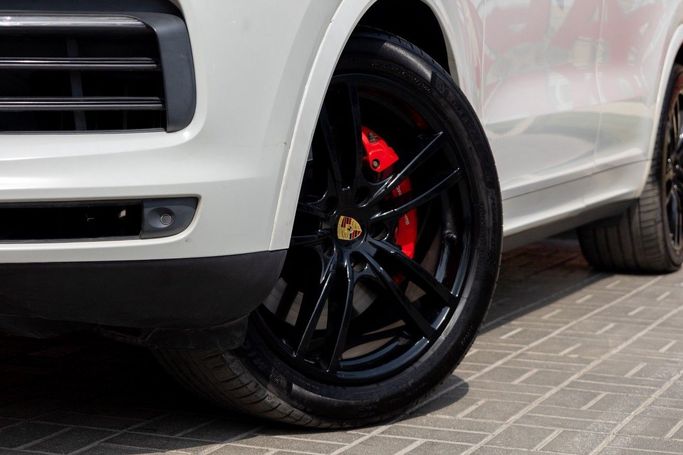Подержанный Porsche Cayenne S III, 2.9 л, 2018 в Дубае от Linda Cars Белый цвет. GCC | AUTO.AE