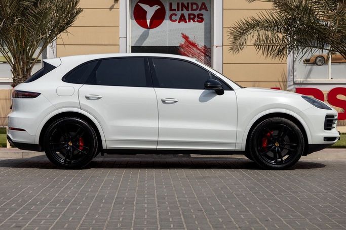 Подержанный Porsche Cayenne S III, 2.9 л, 2018 в Дубае от Linda Cars Белый цвет. GCC | AUTO.AE