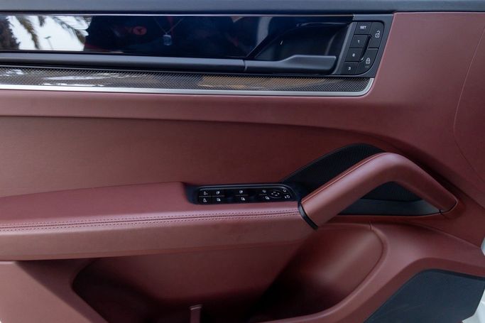 Подержанный Porsche Cayenne Coupé III Рестайлинг, 3.0 л, 2024 в Дубае от Linda Cars Белый цвет. GCC | AUTO.AE