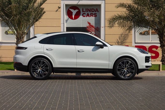 Подержанный Porsche Cayenne Coupé III Рестайлинг, 3.0 л, 2024 в Дубае от Linda Cars Белый цвет. GCC | AUTO.AE