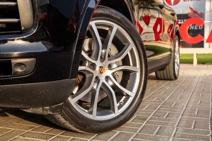 Подержанный Porsche Cayenne S III, 2.9 л, 2019 в Дубае от Linda Cars Черный цвет. GCC | AUTO.AE