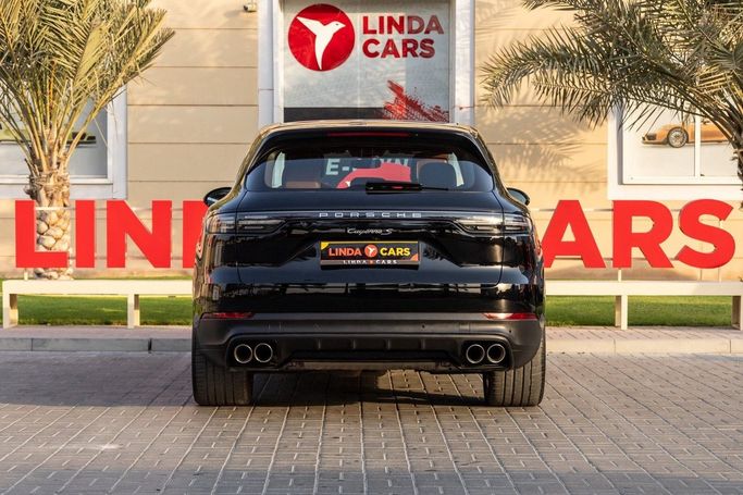 Подержанный Porsche Cayenne S III, 2.9 л, 2019 в Дубае от Linda Cars Черный цвет. GCC | AUTO.AE