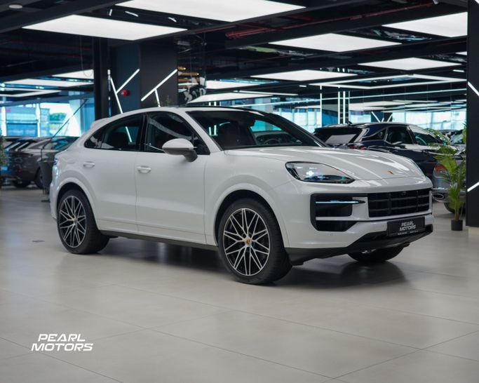 Новый Porsche Cayenne Coupé III Рестайлинг, 3.0 л, 2024 в Дубае от Pearl Motors Белый цвет. GCC | AUTO.AE