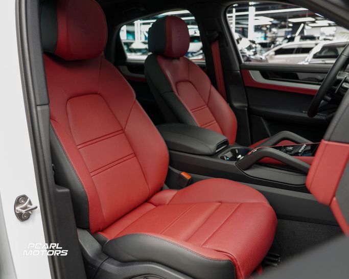 Новый Porsche Cayenne Coupé III Рестайлинг, 3.0 л, 2024 в Дубае от Pearl Motors Белый цвет. GCC | AUTO.AE