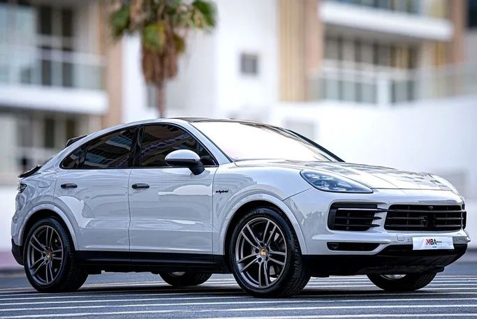 Подержанный Porsche Cayenne E-Hybrid Coupé III, 3.0 л, 2022 в Дубае от MBA Motors Серебристый цвет. Other | AUTO.AE