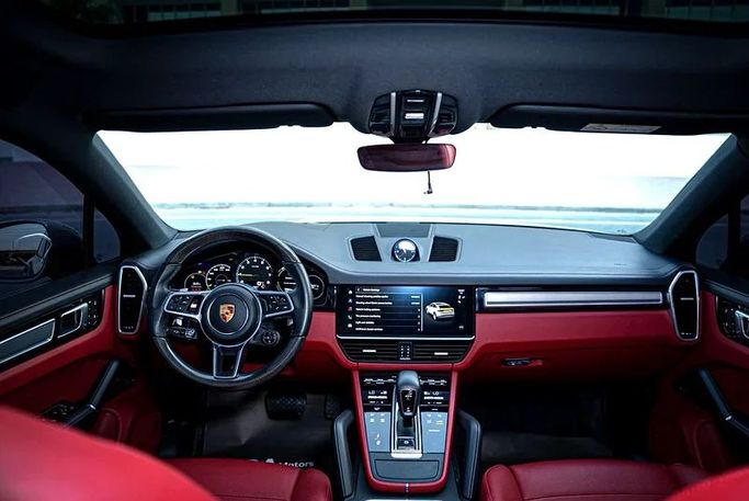 Подержанный Porsche Cayenne E-Hybrid Coupé III, 3.0 л, 2022 в Дубае от MBA Motors Серебристый цвет. Other | AUTO.AE