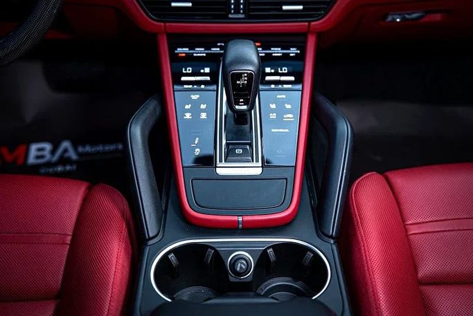 Подержанный Porsche Cayenne E-Hybrid Coupé III, 3.0 л, 2022 в Дубае от MBA Motors Серебристый цвет. Other | AUTO.AE