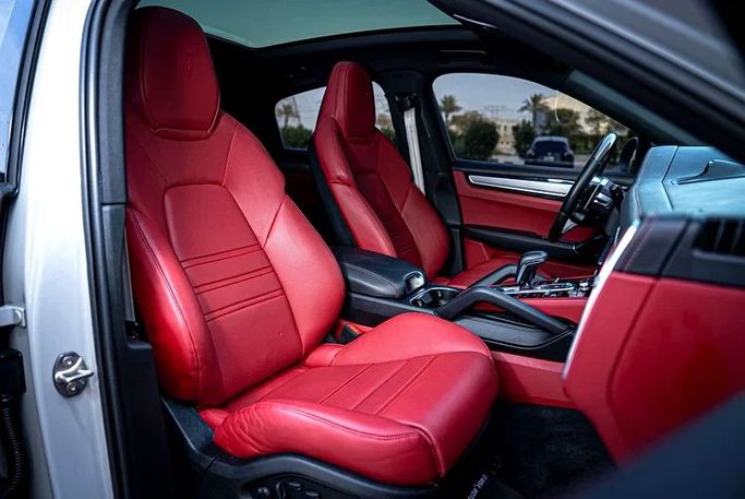 Подержанный Porsche Cayenne E-Hybrid Coupé III, 3.0 л, 2022 в Дубае от MBA Motors Серебристый цвет. Other | AUTO.AE