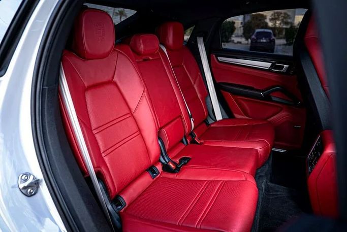 Подержанный Porsche Cayenne E-Hybrid Coupé III, 3.0 л, 2022 в Дубае от MBA Motors Серебристый цвет. Other | AUTO.AE